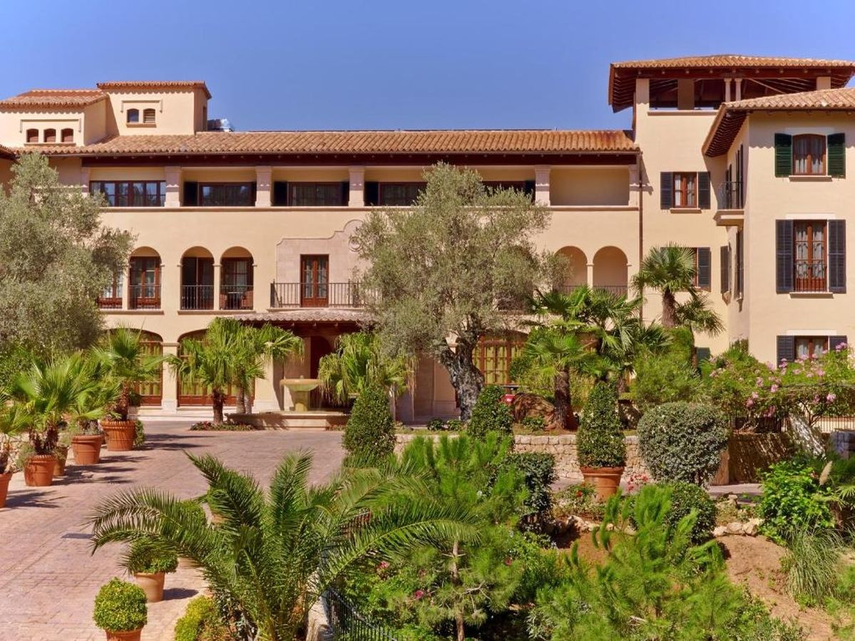 Courtyard with palm trees at Sheraton Mallorca Arabella Golf Hotel