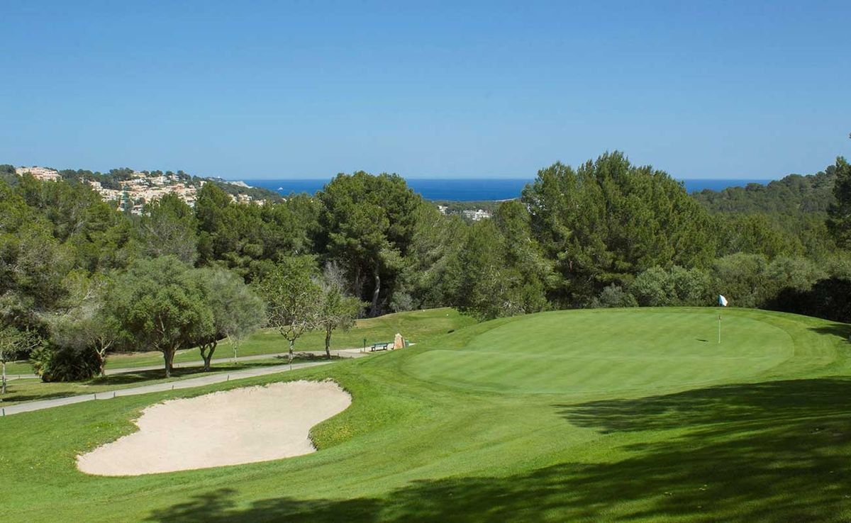 Green avec bunker de sable et échappée sur la mer – Canyamel Golf, Mallorca
