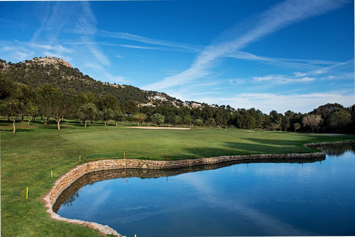 Étang à la berge en pierre au pied des collines – Canyamel Golf, Mallorca