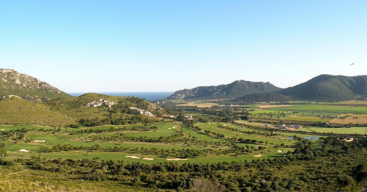 Fairways en terrasses à flanc de colline avec vue sur la mer – Canyamel Golf, Mallorca