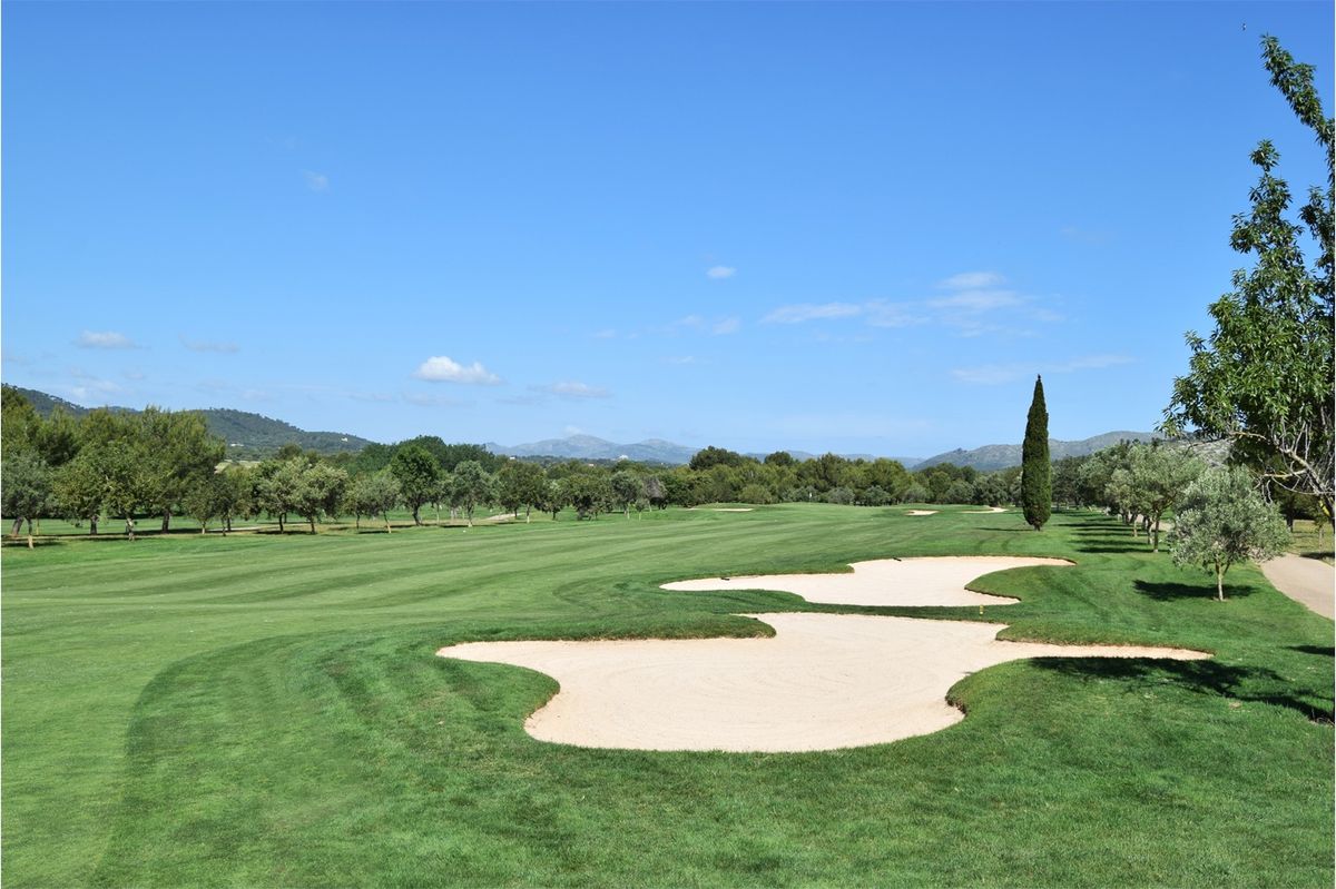 Bunker de sable à côté d'un large fairway avec des collines au loin – Canyamel Golf, Mallorca