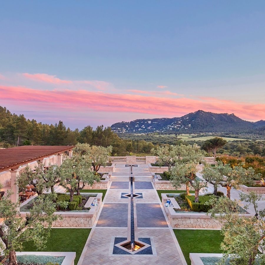 Gartenweg mit Sonnenuntergang über den Bergen – Cap Vermell Grand Hotel, Mallorca