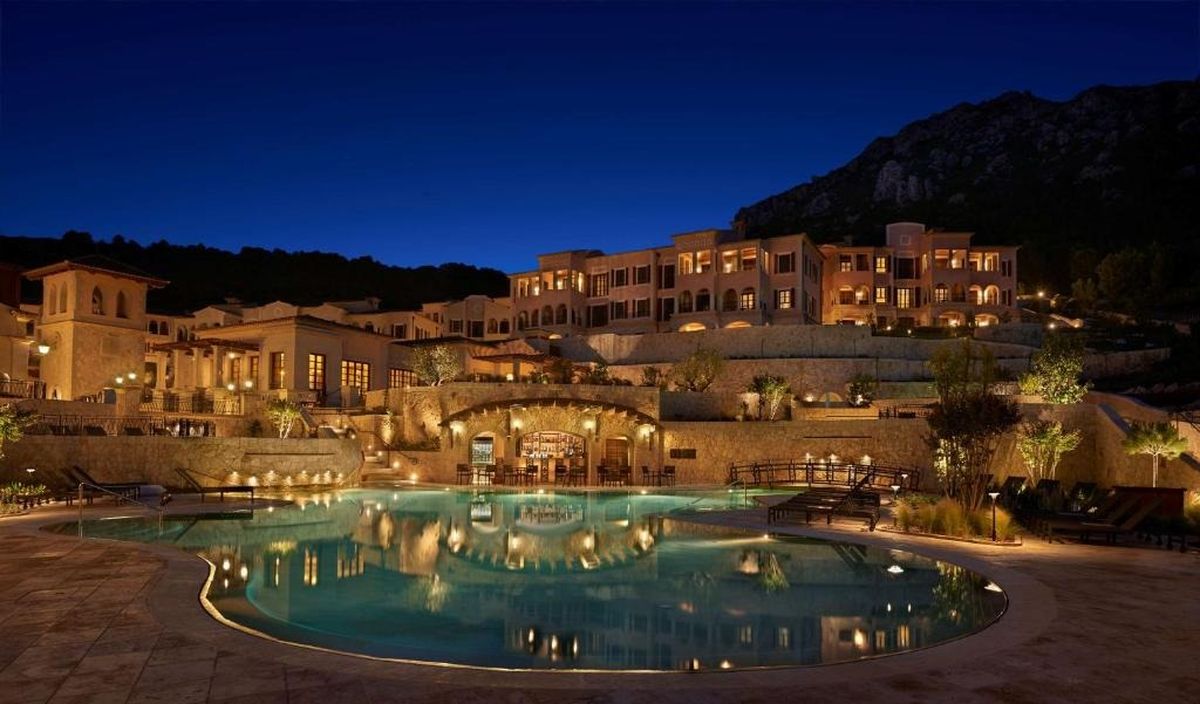 Beleuchteter Pool und Hotelterrassen in der Abenddämmerung – Cap Vermell Grand Hotel, Mallorca