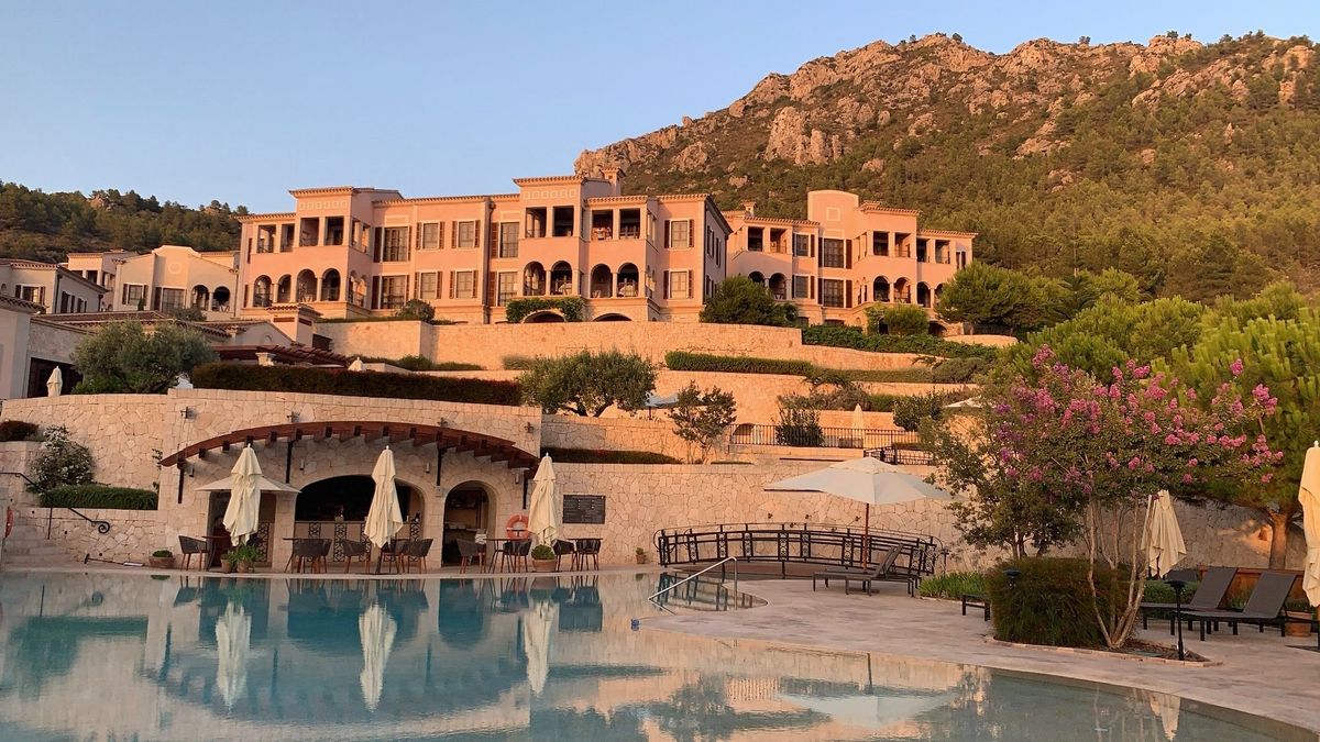 Pool mit Sonnenschirmen vor dem Hotel – Cap Vermell Grand Hotel, Mallorca