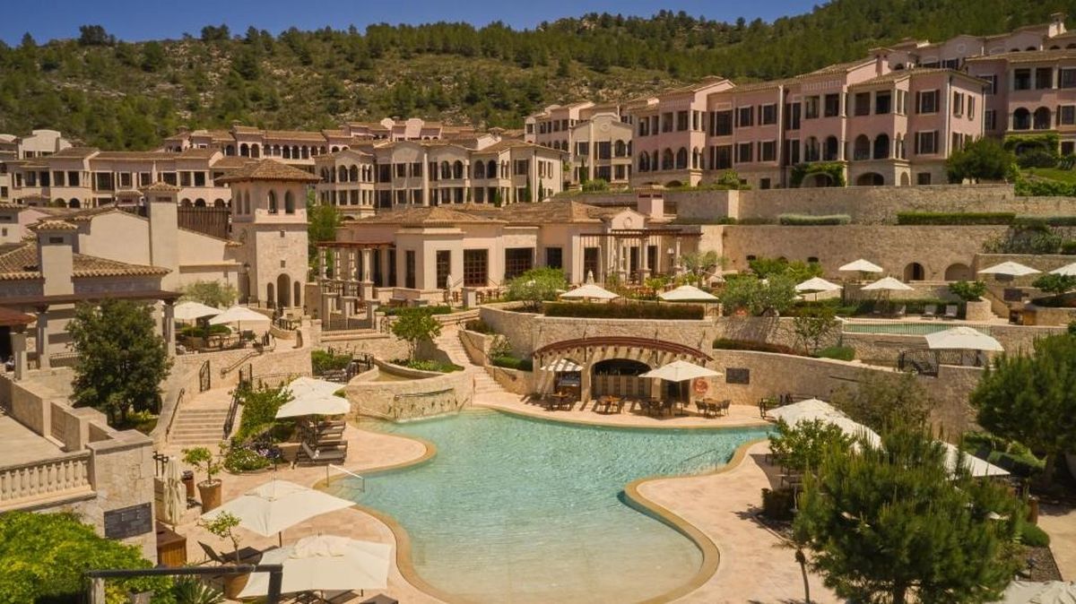 Poollandschaft und terrassierte Hotelgebäude – Cap Vermell Grand Hotel, Mallorca