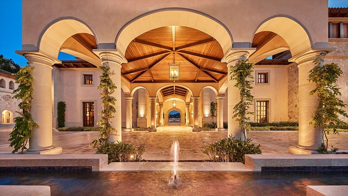 Hotellobby mit Bögen und Brunnen – Cap Vermell Grand Hotel, Mallorca