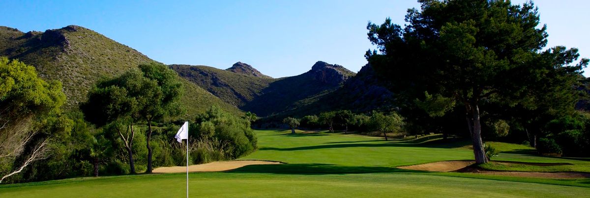 Green with a white flag and rocky mountains at Capdepera Golf, Mallorca