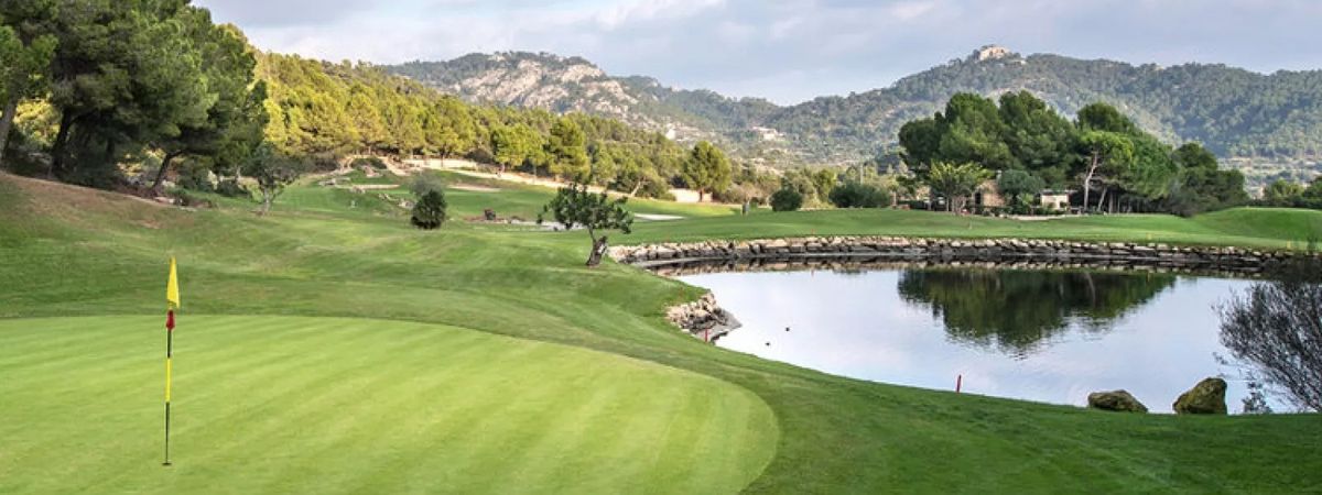Grün neben einem Wasserhindernis vor Bergen – Golf de Andratx, Mallorca