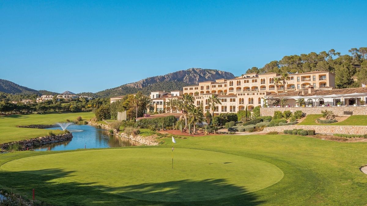 Grün und Teich vor einem Hotel am Hang – Golf de Andratx, Mallorca