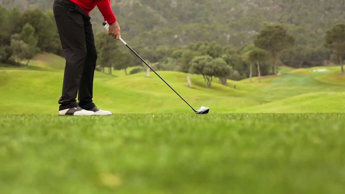 Golfer beim Abschlag auf dem Fairway – Golf de Andratx, Mallorca