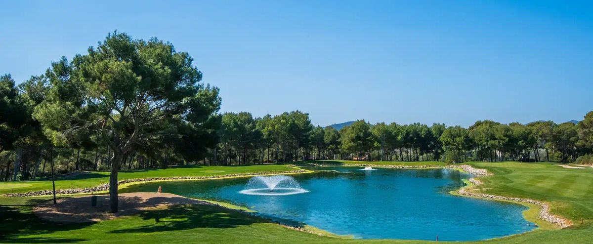 See mit Fontäne, umgeben von Kiefern – Son Servera Golf Club, Mallorca