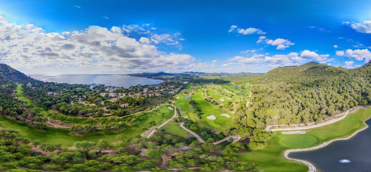 Luftaufnahme von Fairways und Bucht – Son Servera Golf Club, Mallorca