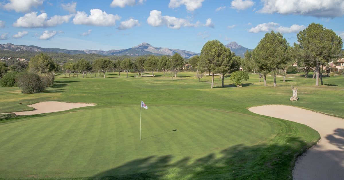 Green met vlag en uitzicht op de bergen – Golf Santa Ponsa II, Mallorca