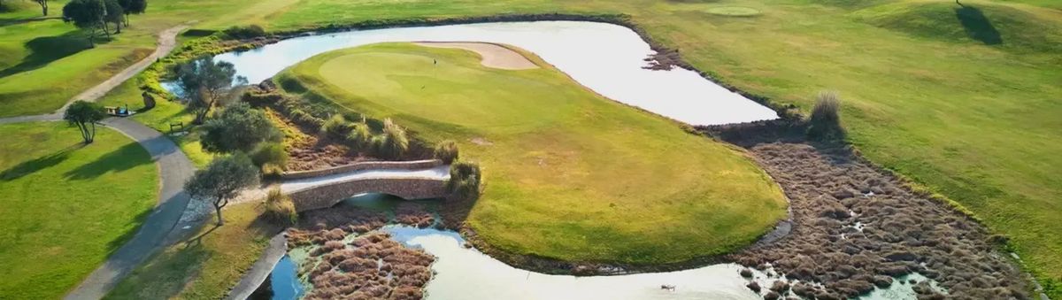 Flygvy över en ögreen och en sjö – Golf Maioris, Mallorca