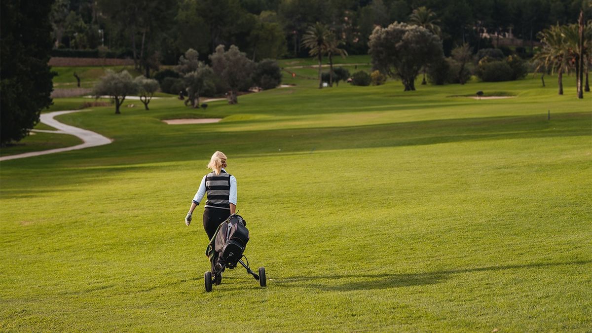 Golfare som drar sin vagn över fairwayen – Golf Maioris, Mallorca