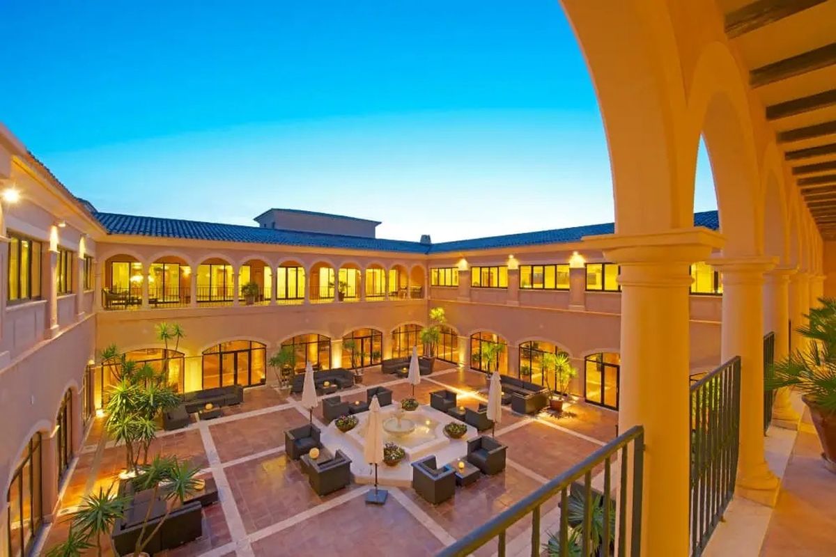 Patio iluminado con zona de descanso – Marriott's Club Son Antem hotel, Mallorca