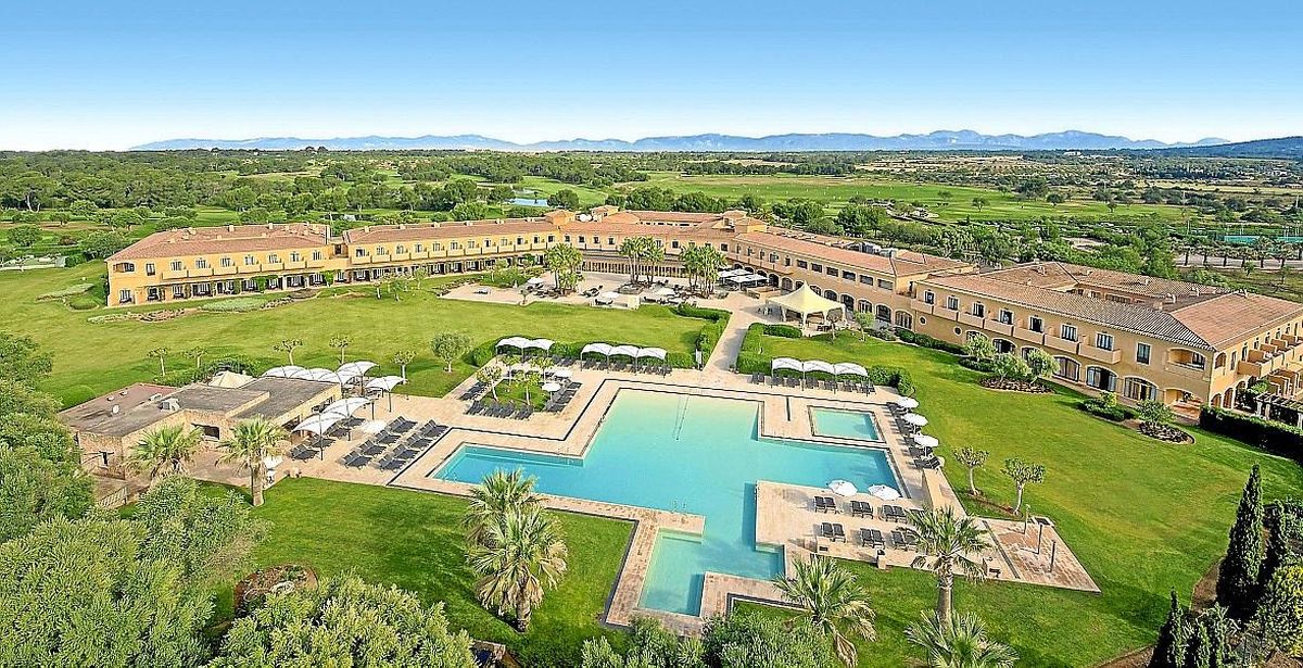Vista aérea de las piscinas y los jardines – Marriott's Club Son Antem hotel, Mallorca