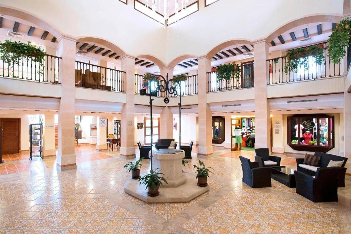 Vestíbulo luminoso con arcos y zona de descanso – Marriott's Club Son Antem hotel, Mallorca
