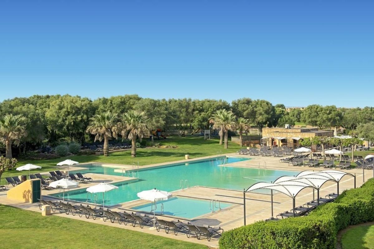 Piscina con toldos blancos – Marriott's Club Son Antem hotel, Mallorca