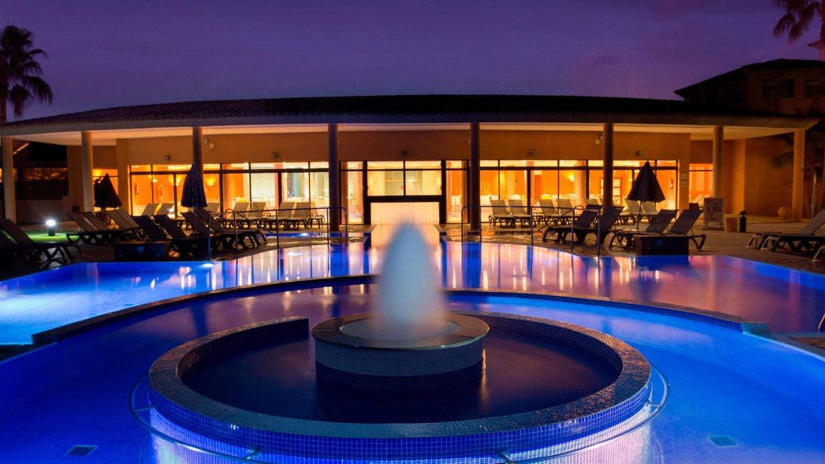 Fuente y piscina de noche – Marriott's Club Son Antem hotel, Mallorca