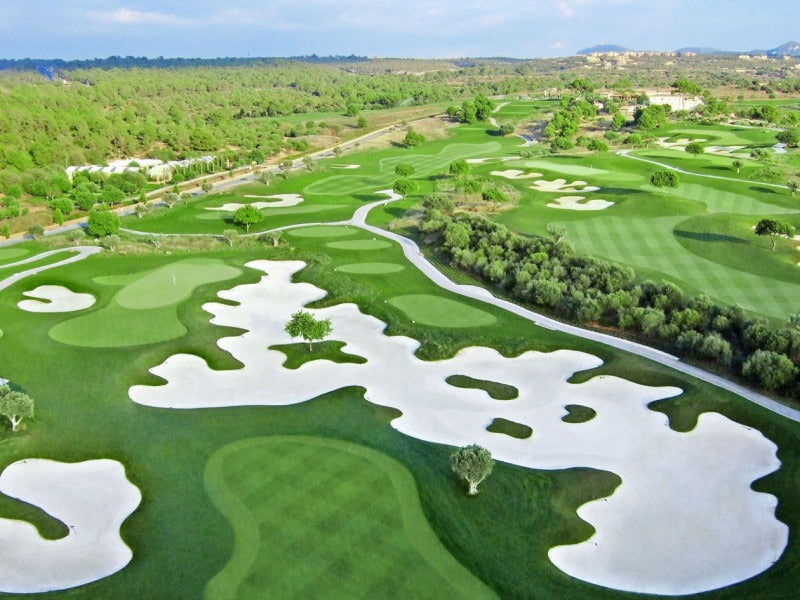 Luftaufnahme von Fairways und weißen Sandbunkern – Son Gual Golf, Mallorca