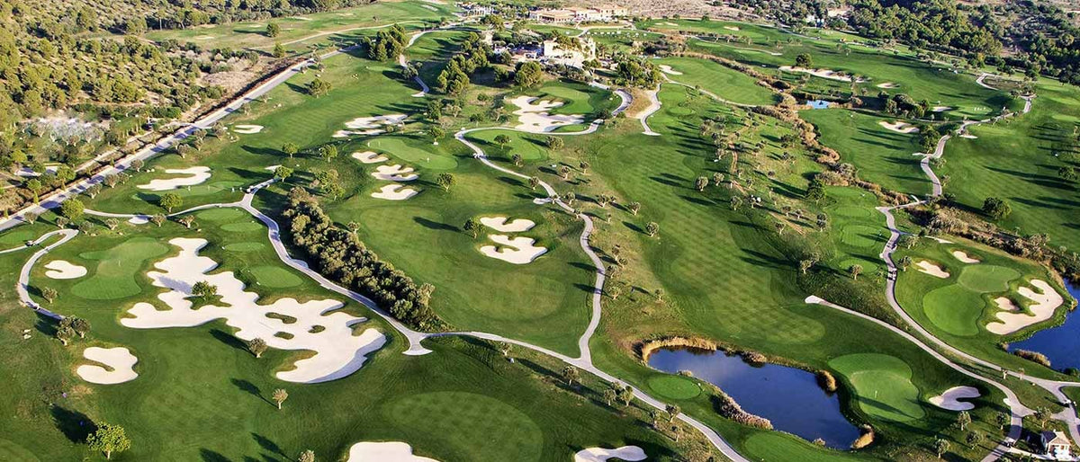 Luftaufnahme von Fairways, Bunkern und einem Wasserhindernis – Son Gual Golf, Mallorca