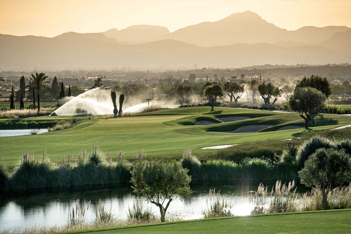 See und Fairway im goldenen Licht – Son Gual Golf, Mallorca