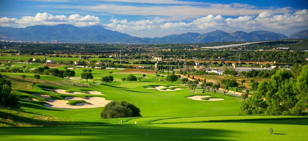 Fairway mit Bunkern vor Bergkulisse – Son Gual Golf, Mallorca