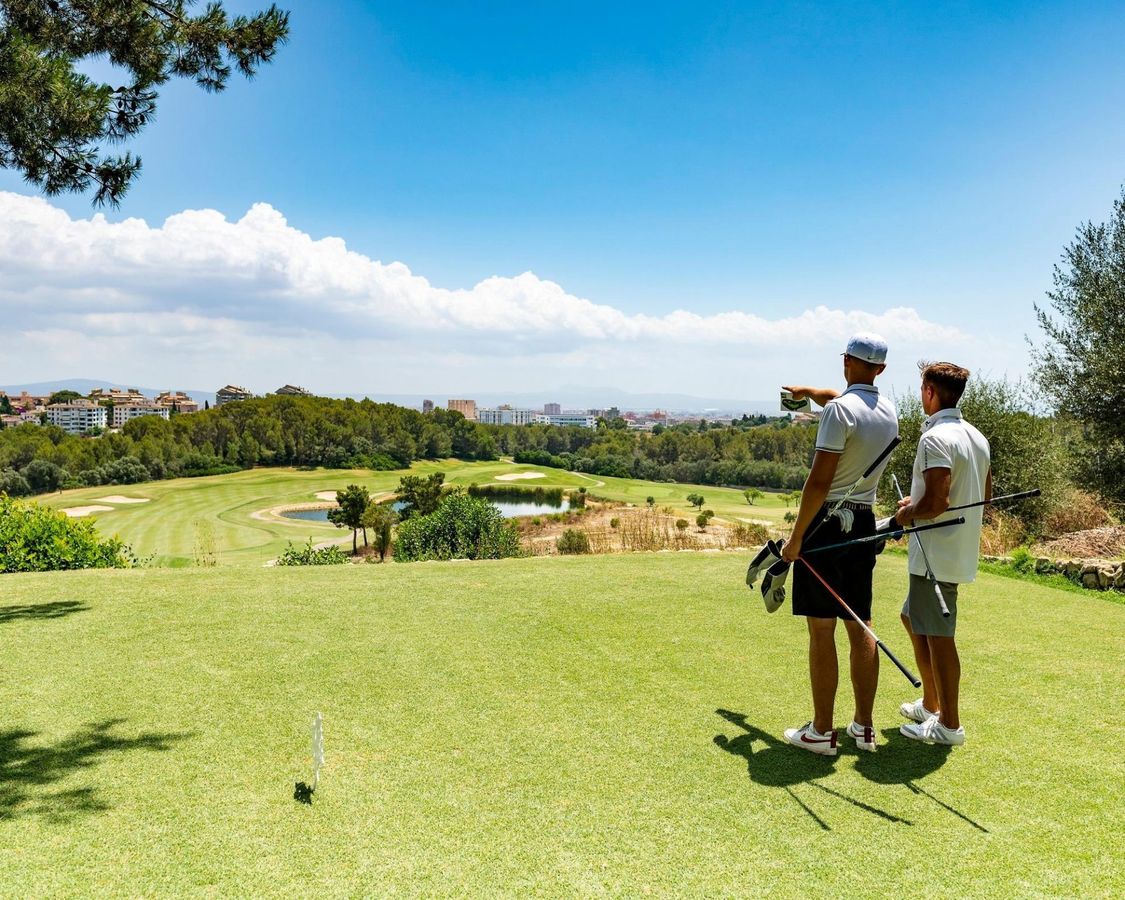 Twee golfers op de afslagplaats met uitzicht over de baan – Arabella Golf Son Muntaner, Mallorca
