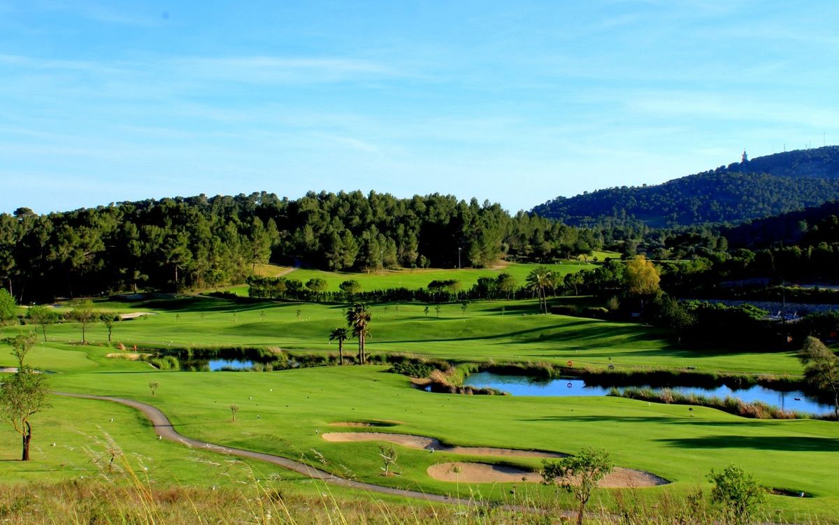 Waterhindernis en fairway onder beboste heuvels – Arabella Golf Son Muntaner, Mallorca