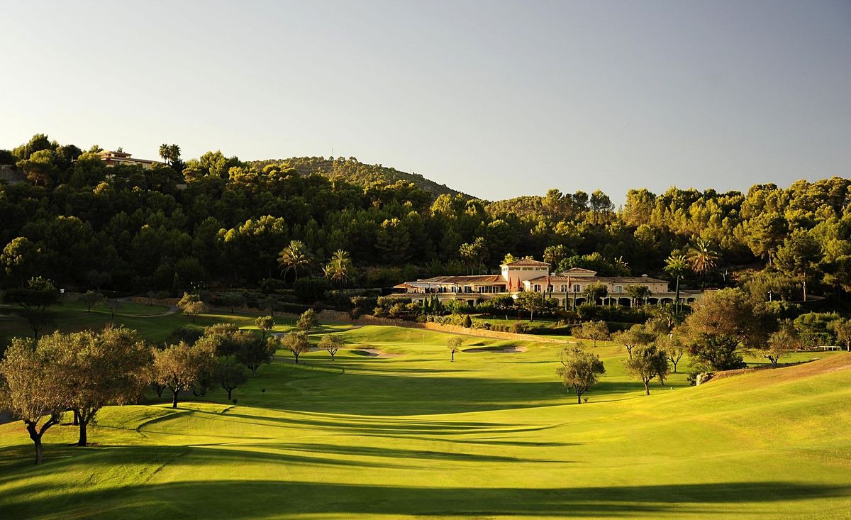 Zonovergoten fairway met het clubhuis tussen de bomen – Arabella Golf Son Muntaner, Mallorca