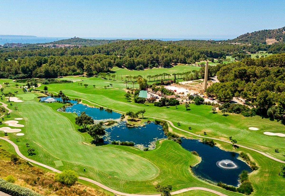 Luchtfoto van meren, fontein en fairways – Arabella Golf Son Muntaner, Mallorca