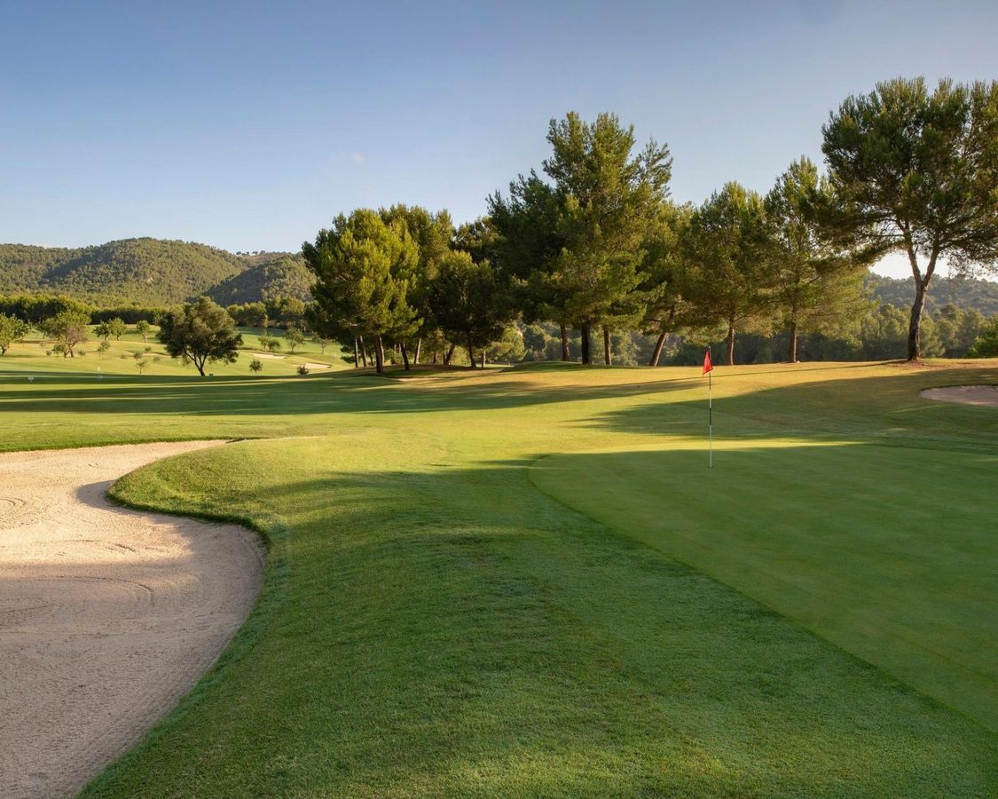 Bunkerrand und Fairway im warmen Licht – Arabella Golf Son Quint, Mallorca