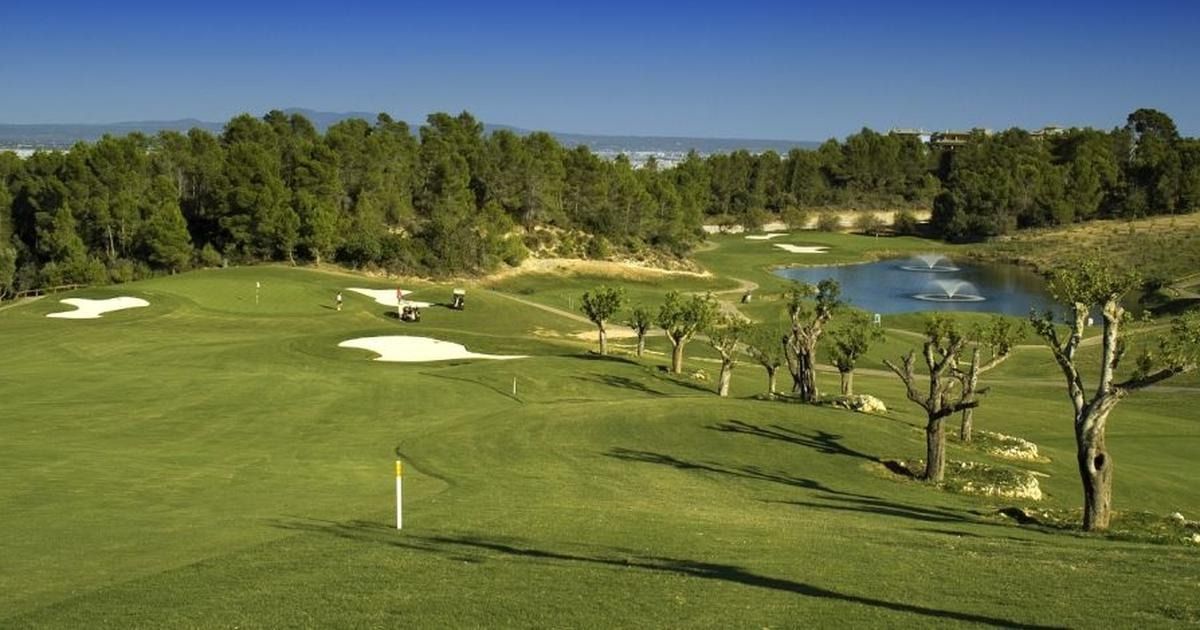 Blick über das Fairway auf einen Teich und Bunker – Arabella Golf Son Quint, Mallorca