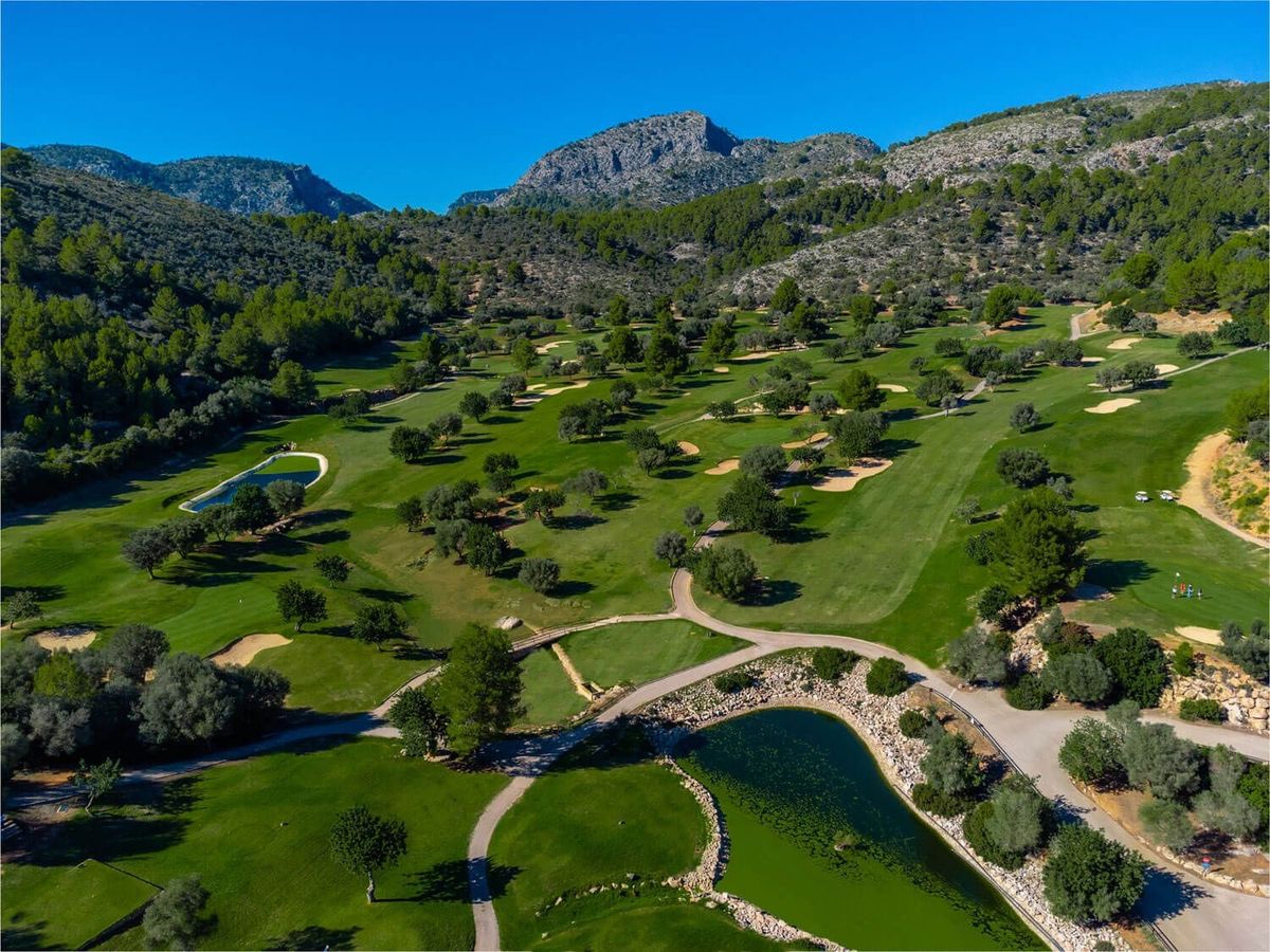 Vue aérienne de fairways, d'un étang et d'oliviers – Son Termes Golf Club, Mallorca