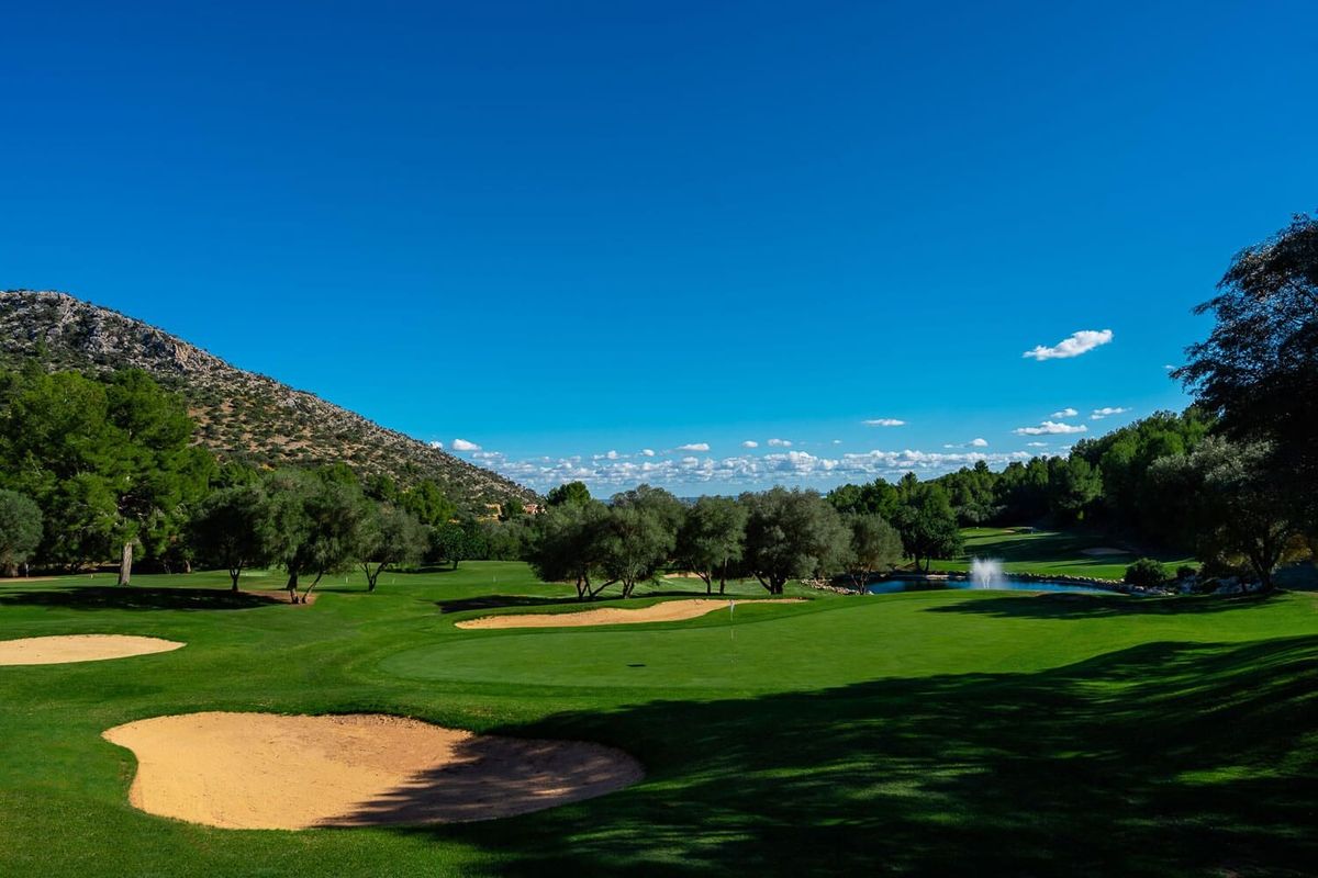 Bunker et green avec des montagnes en toile de fond – Son Termes Golf Club, Mallorca