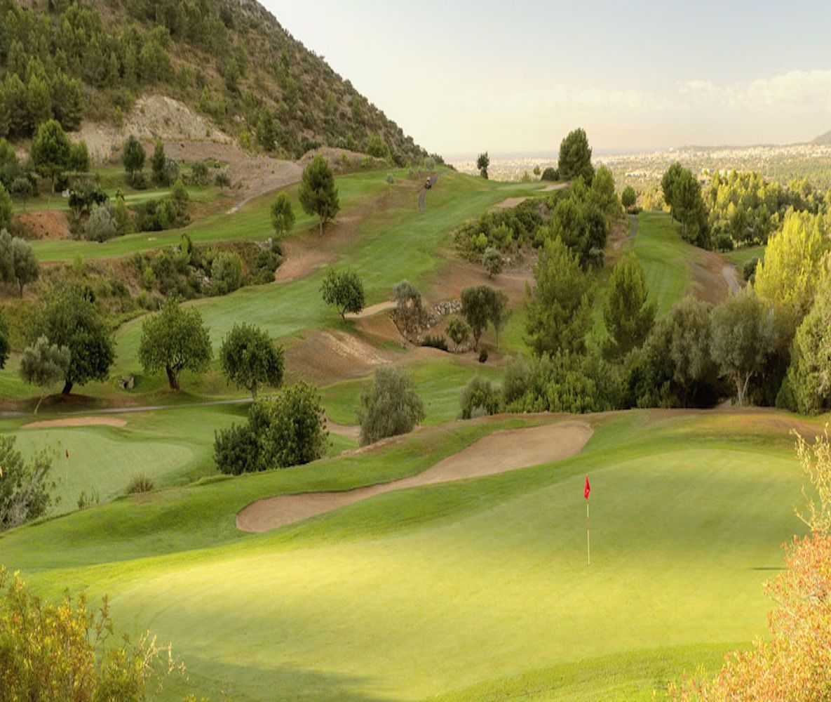 Fairways à flanc de colline et green avec drapeau rouge – Son Termes Golf Club, Mallorca