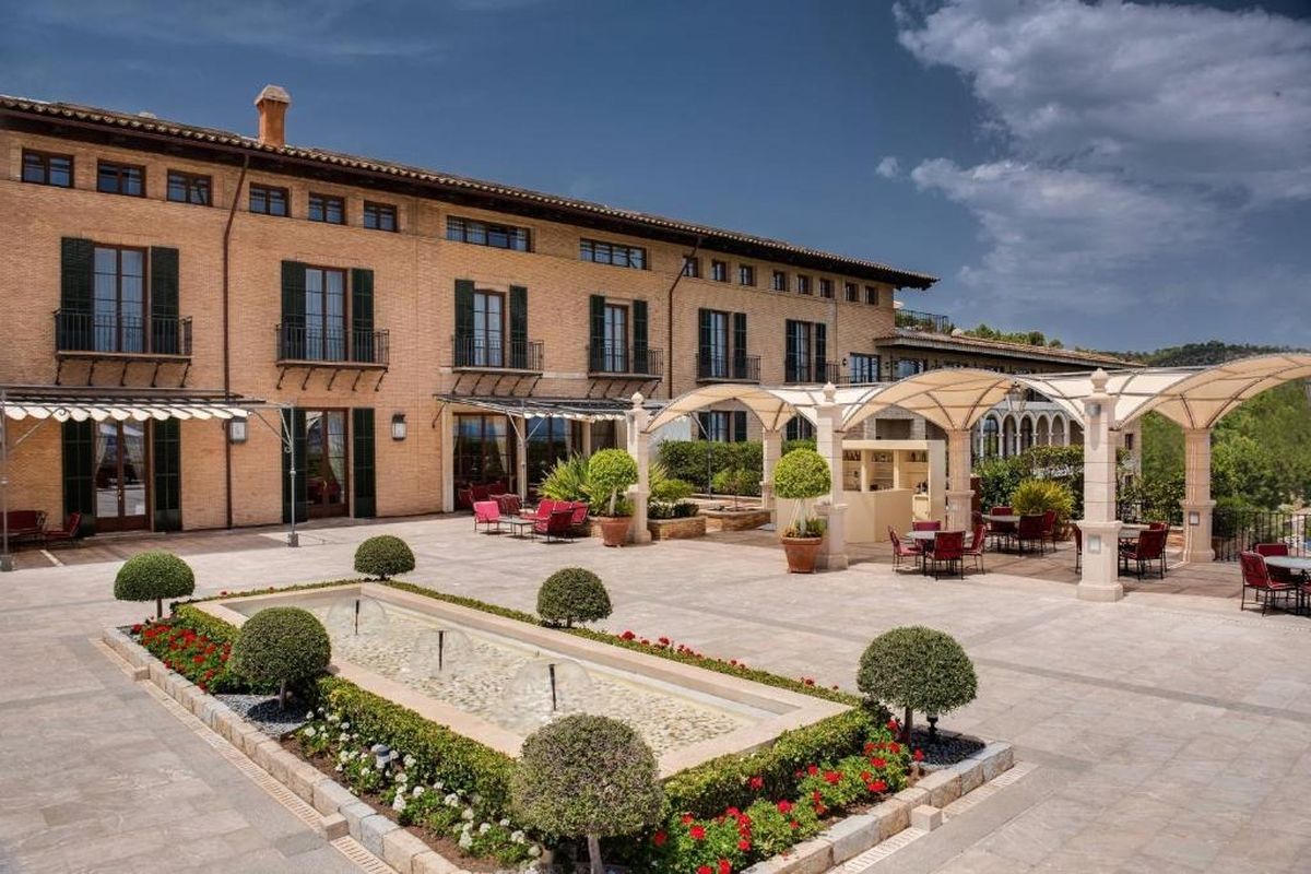 Binnenplaats en hoofdgebouw – Castillo Hotel Son Vida, Mallorca