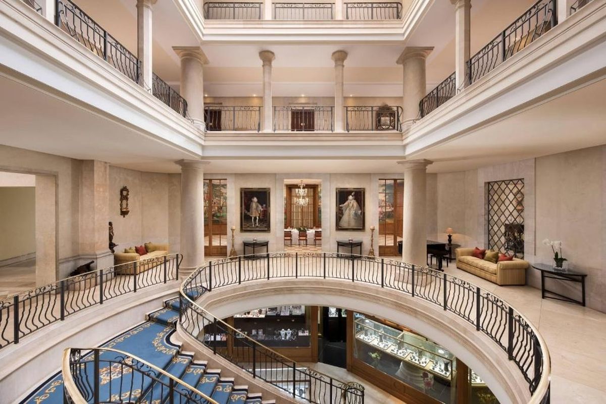 Atriumlobby met een gebogen trap – Castillo Hotel Son Vida, Mallorca