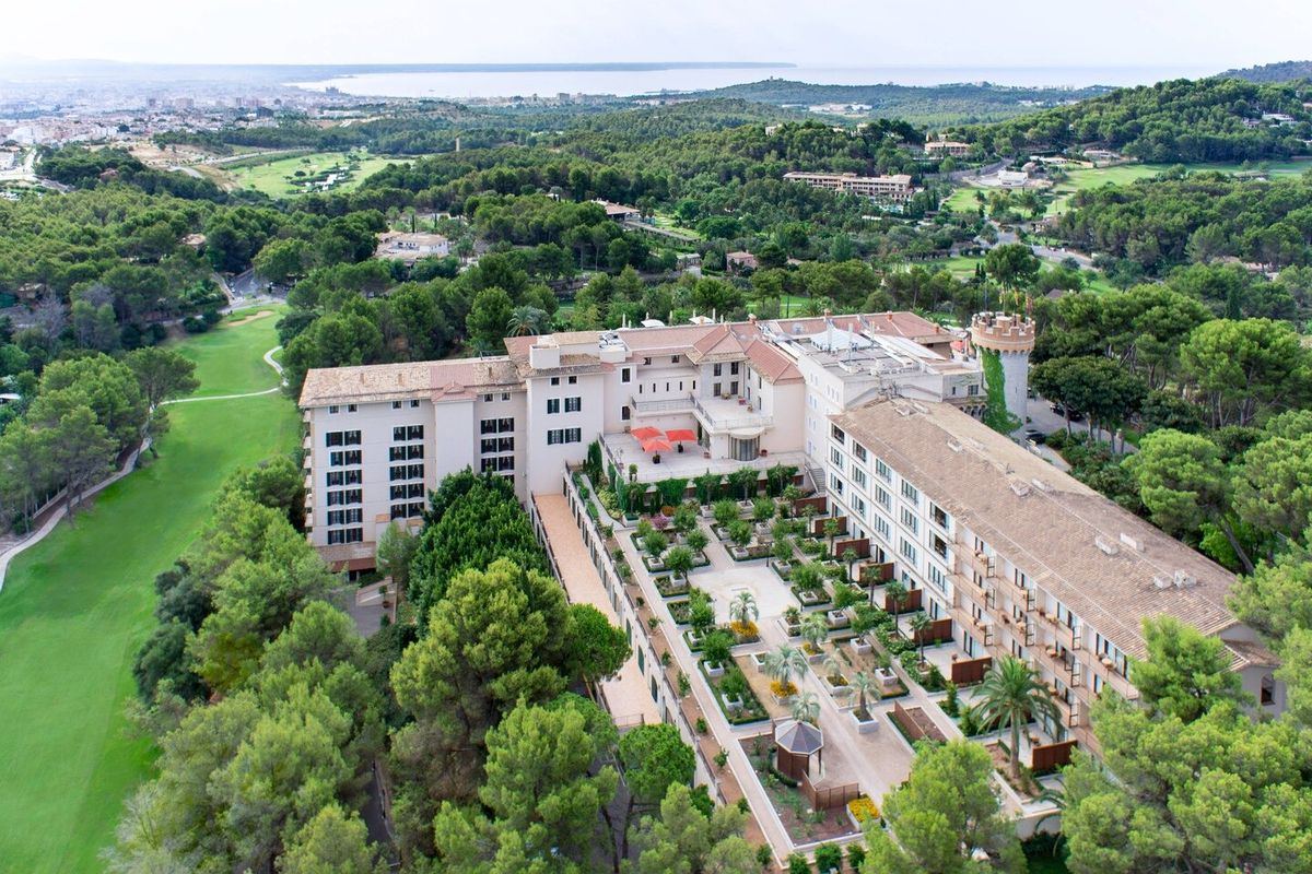 Luchtfoto van het hotel en de omliggende golfbaan – Castillo Hotel Son Vida, Mallorca