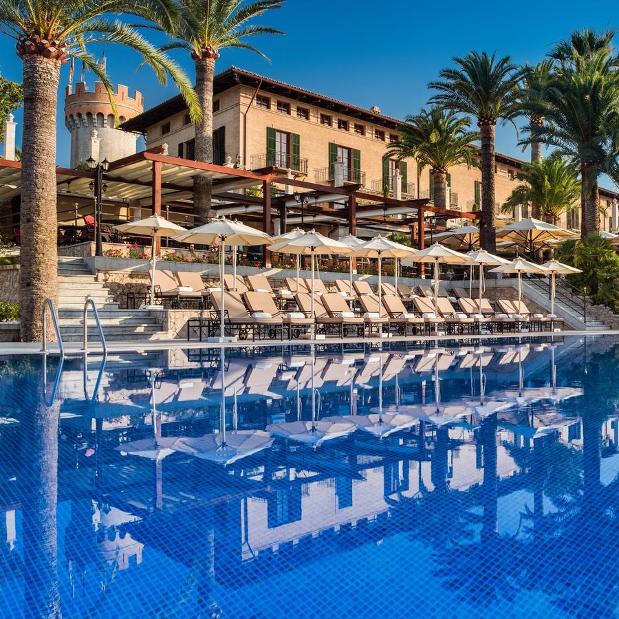 Zwembad met ligbedden en parasols – Castillo Hotel Son Vida, Mallorca