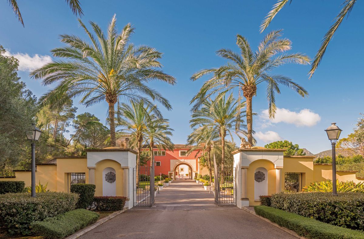 Palm-lined entrance gate at Steigenberger Hotel Camp de Mar, Mallorca