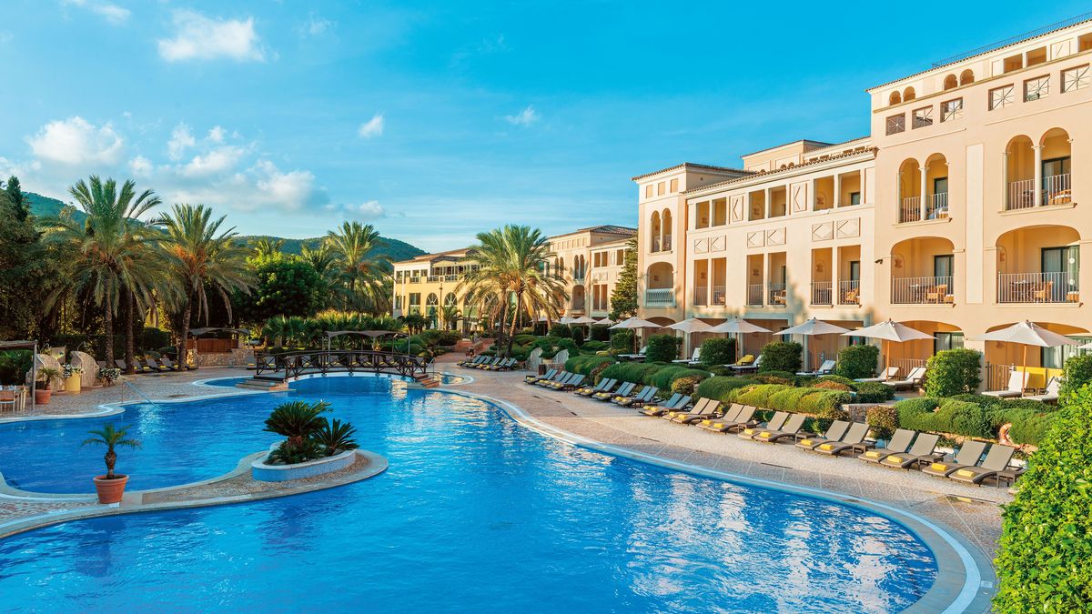 Pool with the hotel building behind at Steigenberger Hotel Camp de Mar, Mallorca