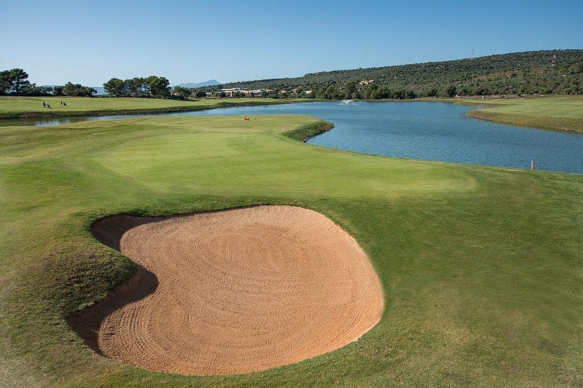 Kidney-shaped sand bunker with a lake view at T-Golf Palma Puntiró, Mallorca