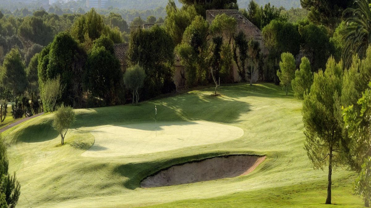 Green con un búnker rodeado de árboles – Vall d'Or Golf, Mallorca