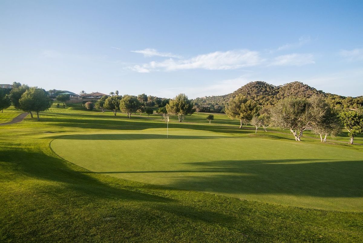 Calle ancha con colinas a lo lejos – Vall d'Or Golf, Mallorca