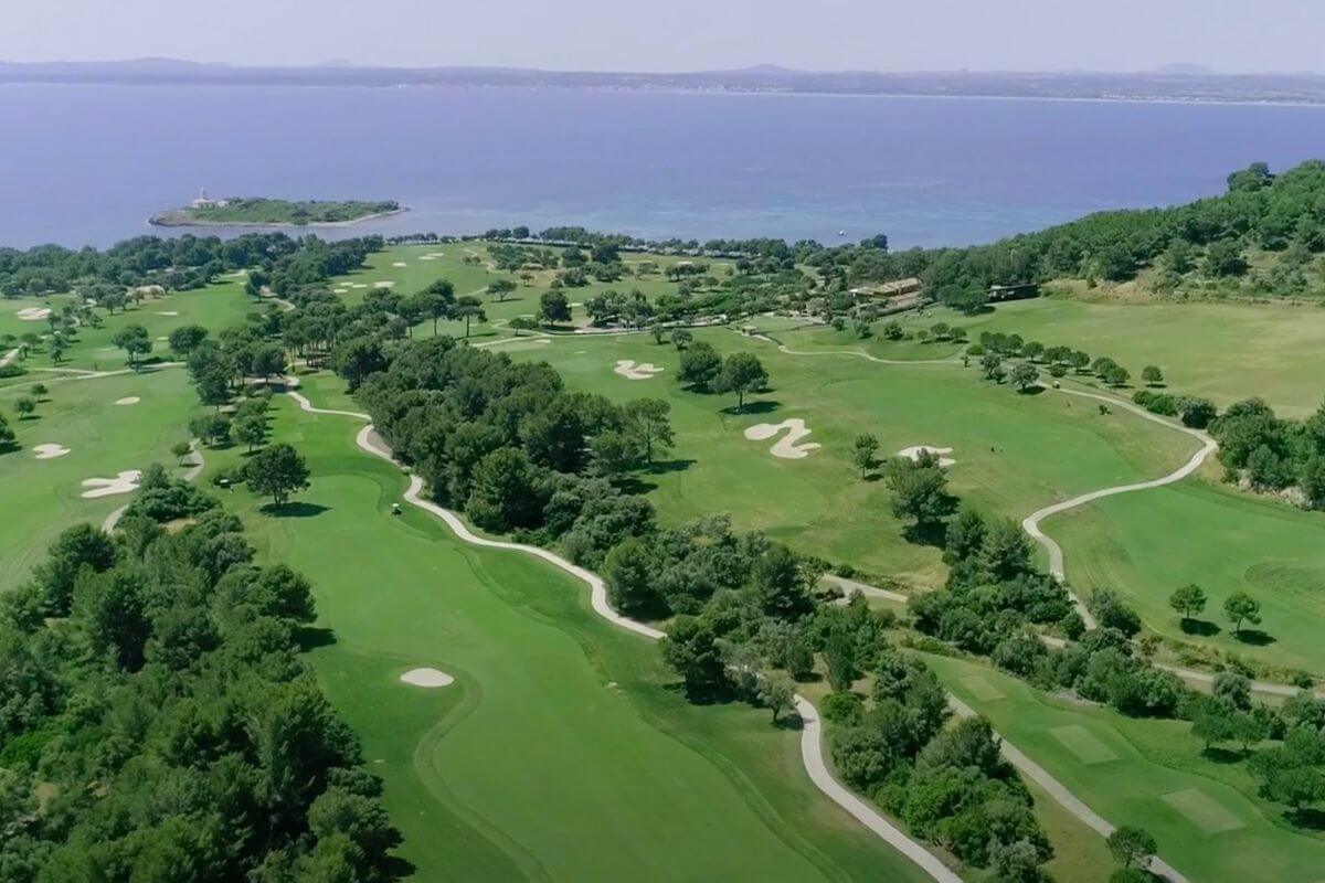 Rent2Play.Golf Alcanada 18-hole green fee at a scenic golf course, featuring lush fairways and greens for a memorable round of golf.
