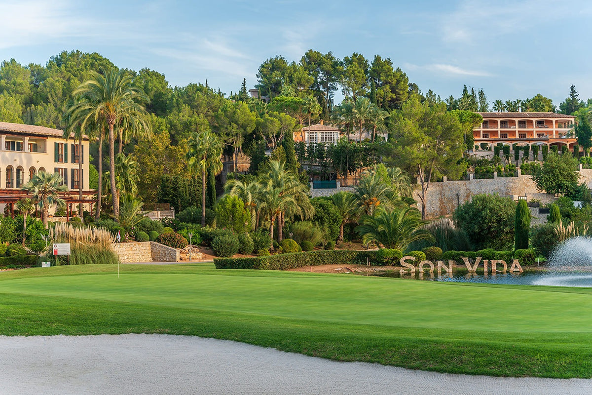 Fairway unterhalb von Villen am terrassierten Hang – Arabella Golf Son Vida, Mallorca