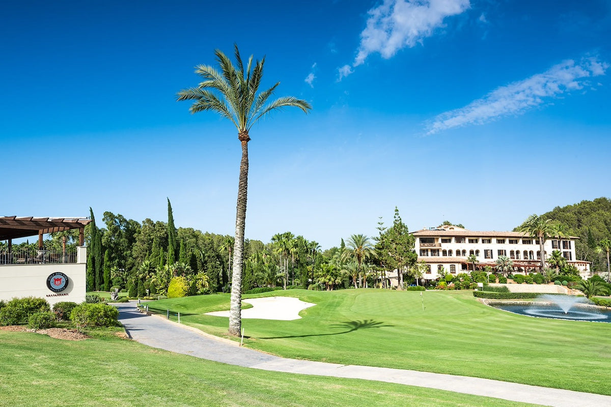 Palme, Sandbunker und Blick auf das Clubhaus – Arabella Golf Son Vida, Mallorca