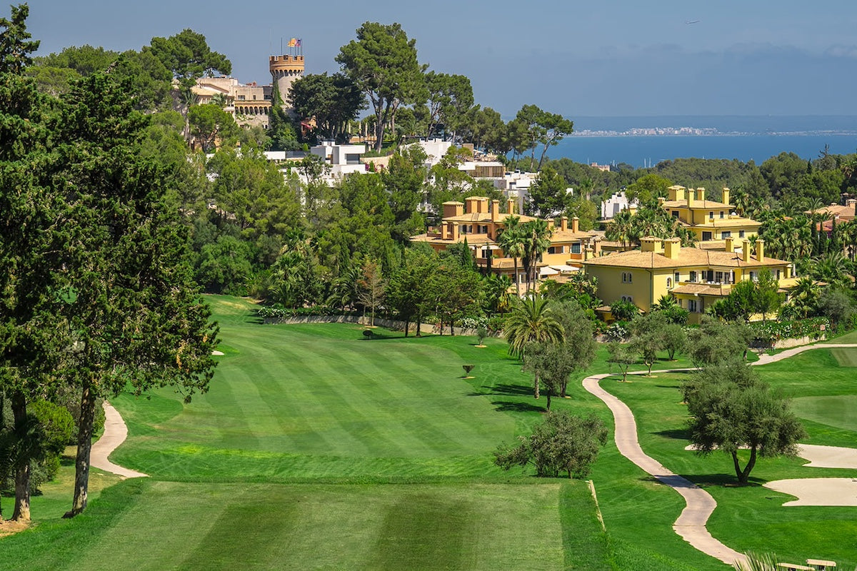 Gestreiftes Fairway mit Villen und Meerblick – Arabella Golf Son Vida, Mallorca